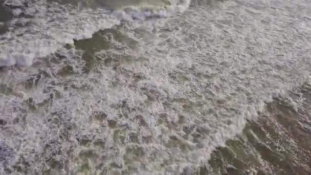 Αεροφωτογραφία Της Ακτογραμμής Μια Παραλία Και Θάλασσα Κύματα — Αρχείο Βίντεο