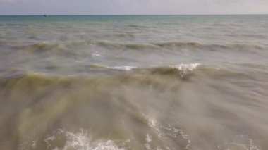 Bir plaj sahil şeridine ve deniz dalgaları ile havadan görünümü