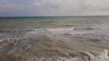 Bir plaj sahil şeridine ve deniz dalgaları ile havadan görünümü