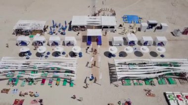 Demir bağlantı noktası, Ukrayna - 30 Haziran 2018: plaj ve deniz lüks rekreasyon alanının havadan görünümü