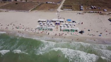 Demir bağlantı noktası, Ukrayna - 30 Haziran 2018: plaj ve deniz lüks rekreasyon alanının havadan görünümü