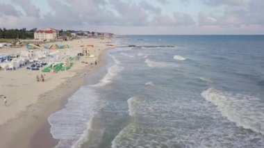 Demir bağlantı noktası, Ukrayna - 30 Haziran 2018: plaj ve deniz lüks rekreasyon alanının havadan görünümü