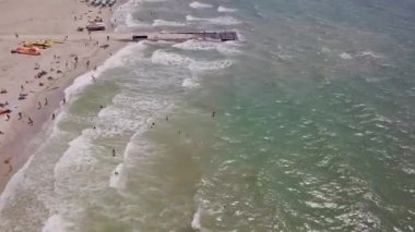 Demir bağlantı noktası, Ukrayna - 30 Haziran 2018: plaj ve deniz lüks rekreasyon alanının havadan görünümü