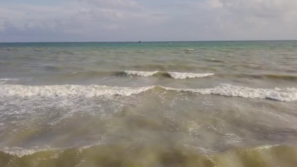 Vista Aérea Litoral Com Praia Mar Com Ondas — Vídeo de Stock