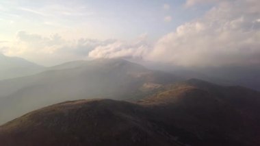 Bir kuş bakışı bulutlar dağlar aralığında görünümünü