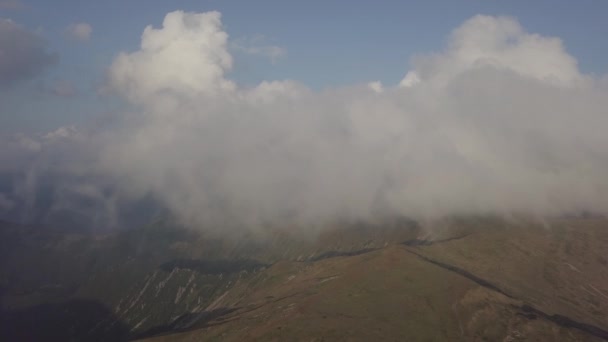 Vue de la chaîne de montagnes dans les nuages d'une vue d'oiseau 
