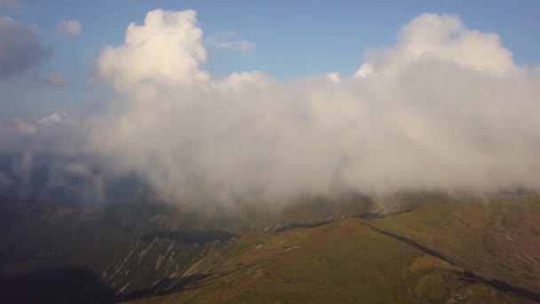 Vue de la chaîne de montagnes dans les nuages d'une vue d'oiseau 