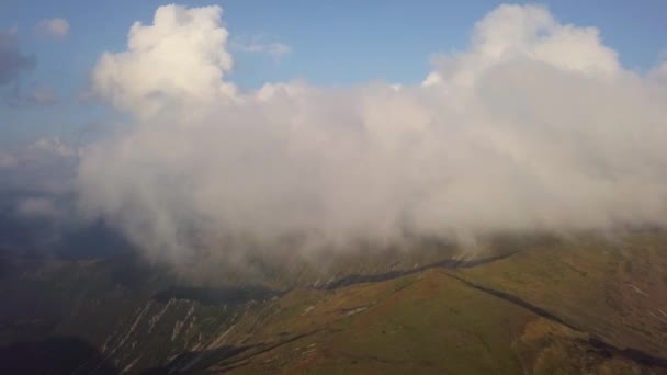 Vue de la chaîne de montagnes dans les nuages d'une vue d'oiseau 