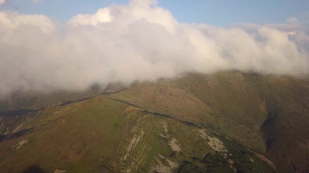 Vue de la chaîne de montagnes dans les nuages d'une vue d'oiseau 