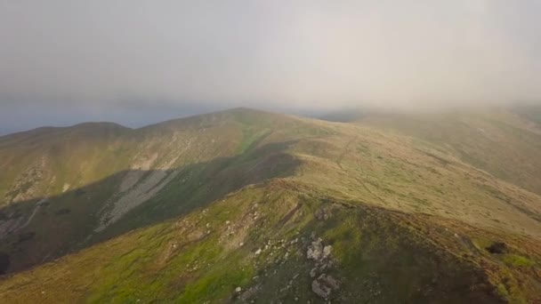 Vista da gama de montanhas em nuvens a partir de uma visão de olhos de pássaros — Vídeo de Stock