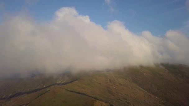 Vue de la chaîne de montagnes dans les nuages d'une vue des oiseaux 