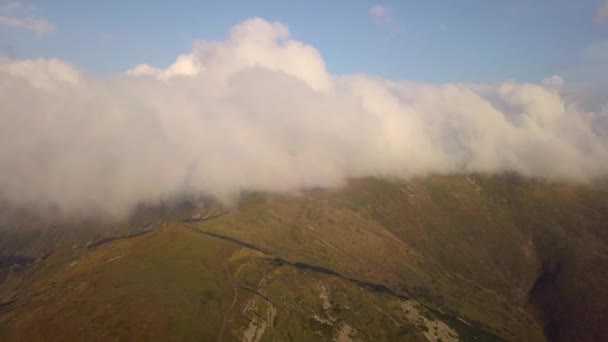 Vue de la chaîne de montagnes dans les nuages d'une vue des oiseaux 