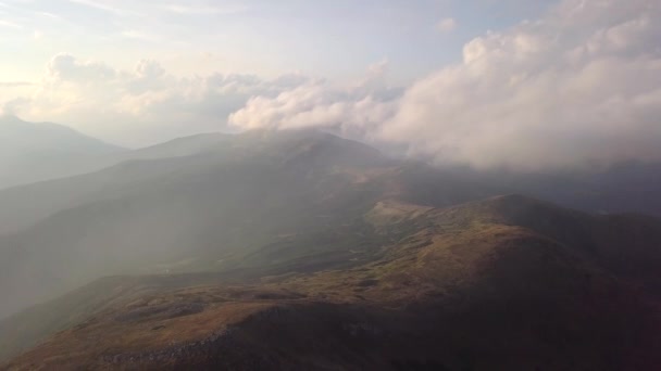 Вид на горы в облаках с высоты птичьего полета — стоковое видео