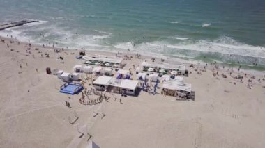 Demir bağlantı noktası, Ukrayna - 30 Haziran 2018: plaj ve deniz lüks rekreasyon alanının havadan görünümü