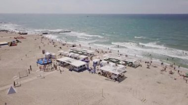 Demir bağlantı noktası, Ukrayna - 30 Haziran 2018: plaj ve deniz lüks rekreasyon alanının havadan görünümü