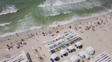 Demir bağlantı noktası, Ukrayna - 30 Haziran 2018: plaj ve deniz lüks rekreasyon alanının havadan görünümü