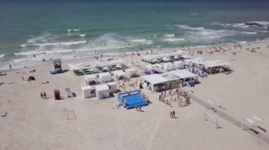 Demir bağlantı noktası, Ukrayna - 30 Haziran 2018: plaj ve deniz lüks rekreasyon alanının havadan görünümü