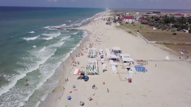 鉄のポート ウクライナ 2018 ビーチと海の豪華な保養地の航空写真 — ストック動画