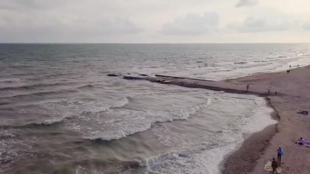 Eisenhafen, Ukraine - 30. Juni 2018: Luftaufnahme eines luxuriösen Erholungsgebietes am Strand und am Meer — Stockvideo