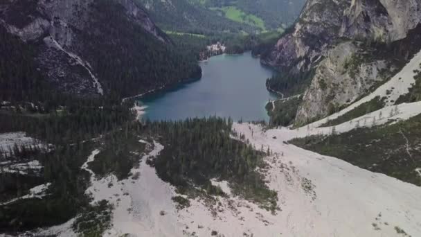 Vista Aérea Del Lago Cristalino Lago Braies — Vídeo de stock