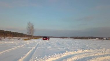 Kiev, Ukrayna - 13 Ekim 2018: Retro araba kırmızı bir alan karda sürmek