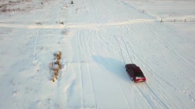 Kiev, Ukrayna - 13 Ekim 2018: Retro araba kırmızı bir alan karda sürmek
