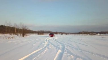 Kiev, Ukrayna - 13 Ekim 2018: Retro araba kırmızı bir alan karda sürmek
