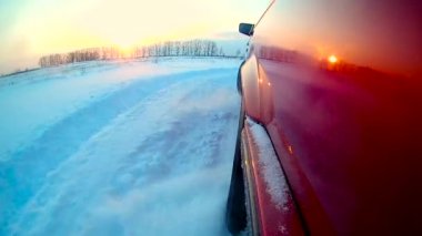 Kışın karda sürüklenir arabanın sol kanat kamera açıktır