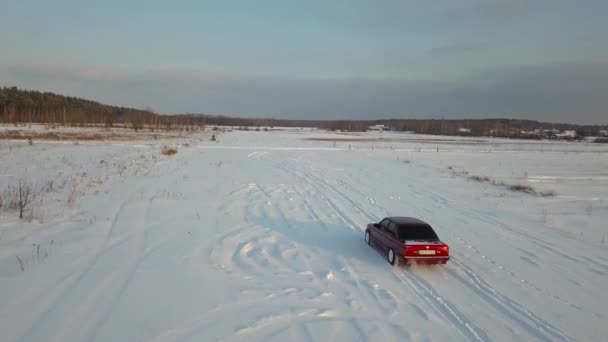 Kijów Ukraina Października 2018 Czerwony Retro Samochód Jeździ Pola Śniegu — Wideo stockowe