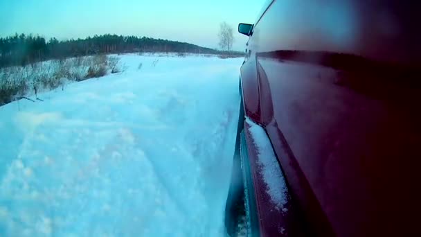 Aparat Jest Lewym Skrzydle Samochodu Która Dryfuje Śniegu Zimie — Wideo stockowe