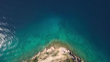 Kristal berraklığında su kapalı kıyı şeridi inisland Krk, Hırvatistan havadan görünümü