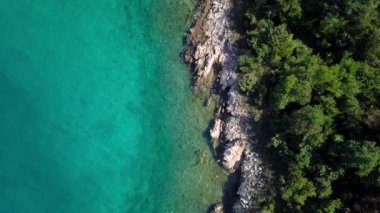 Kristal berraklığında su kapalı kıyı şeridi inisland Krk, Hırvatistan havadan görünümü