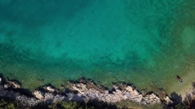 Kristal berraklığında su kapalı kıyı şeridi inisland Krk, Hırvatistan havadan görünümü