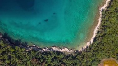 Kristal berraklığında su kapalı kıyı şeridi inisland Krk, Hırvatistan havadan görünümü