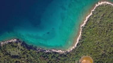 Kristal berraklığında su kapalı kıyı şeridi inisland Krk, Hırvatistan havadan görünümü
