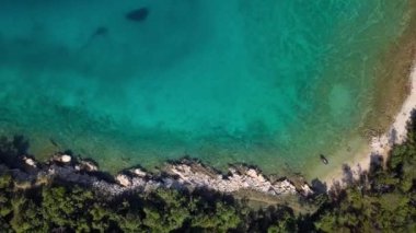 Kristal berraklığında su kapalı kıyı şeridi inisland Krk, Hırvatistan havadan görünümü