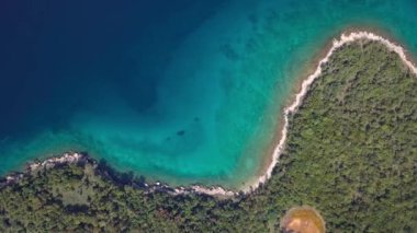 Kristal berraklığında su kapalı kıyı şeridi inisland Krk, Hırvatistan havadan görünümü