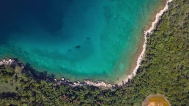 Kristal berraklığında su kapalı kıyı şeridi inisland Krk, Hırvatistan havadan görünümü