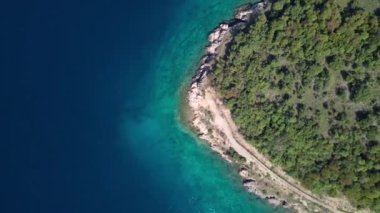 Kristal berraklığında su kapalı kıyı şeridi inisland Krk, Hırvatistan havadan görünümü