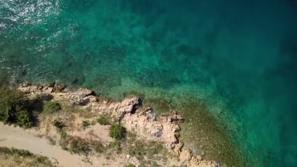 Kristal Berraklığında Kapalı Kıyı Şeridi Inisland Krk Hırvatistan Havadan Görünümü — Stok video