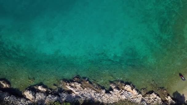 海岸線 Inisland クルク島 クロアチアに透き通った水の空撮 — ストック動画