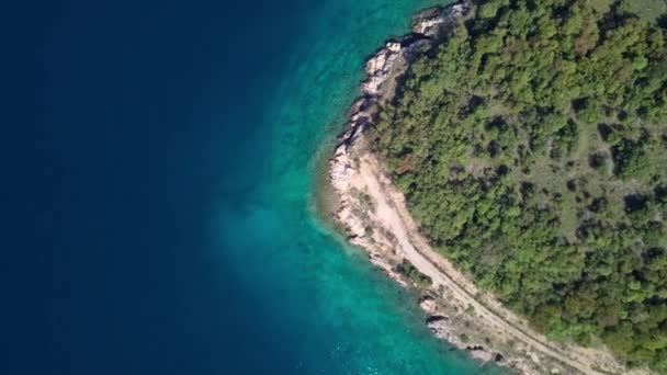 海岸線 Inisland クルク島 クロアチアに透き通った水の空撮 — ストック動画