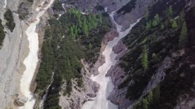 Alp dağlarında karlı çamur akışının havadan görünüşü