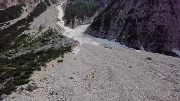 Vzdušný Pohled Bahenní Tok Sněhem Vysoko Alpských Horách — Stock video