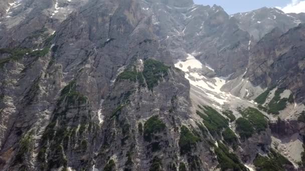 Vista Aérea Fluxo Lama Com Neve Alto Das Montanhas Alpinas — Vídeo de Stock