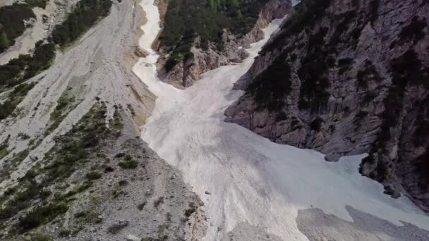 Vista Aérea Del Flujo Lodo Con Nieve Alta Las Montañas — Vídeos de Stock