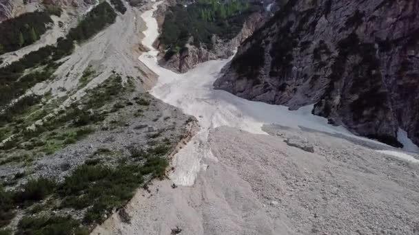 Luftaufnahme Der Schlammlawine Mit Schnee Hoch Den Alpen — Stockvideo