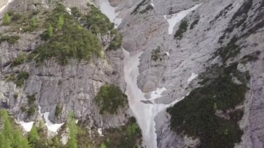 Alp dağlarında karlı çamur akışının havadan görünüşü