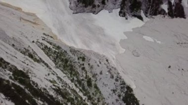 Alp dağlarında karlı çamur akışının havadan görünüşü