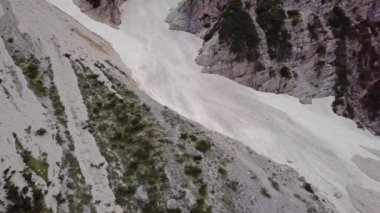 Alp dağlarında karlı çamur akışının havadan görünüşü